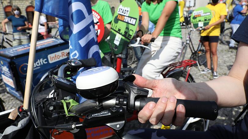 Mit dem Finger an der Klingel protestierten sie gegen eine Autoprämie.