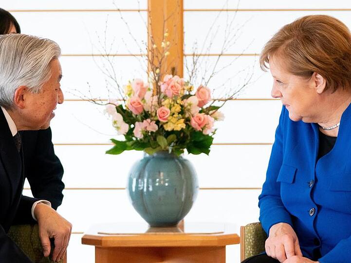 Bundeskanzlerin Merkel wird vom japanischen Kaiser Akihito in der Residenz des Palastes empfangen.