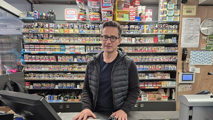 Benedikt Toth arbeitet heute im Parkhaus mit Tankstelle, das einst seiner Tante gehörte, die dort in ihrer Wohnung ermordet wurde. Heute besitzt es Toths Bruder. Benedikt Toth arbeitet heute im Parkhaus mit Tankstelle, das einst seiner Tante gehörte, die dort in ihrer Wohnung ermordet wurde. Heute besitzt es Toths Bruder.