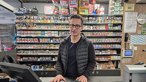 Benedikt Toth arbeitet heute im Parkhaus mit Tankstelle, das einst seiner Tante gehörte, die dort in ihrer Wohnung ermordet wurde. Heute besitzt es Toths Bruder.