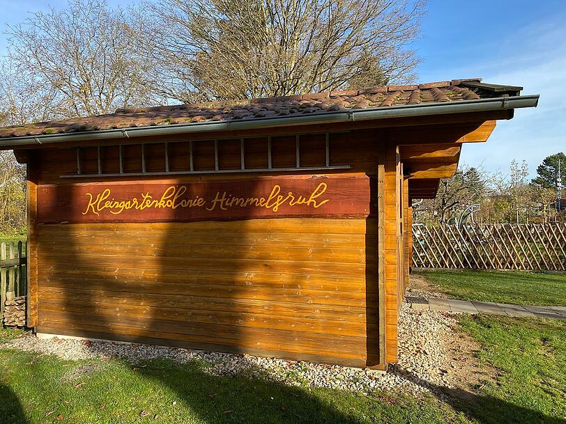 Die Kleingartenanlage "Südwest35" in Mittersendling ist Kulisse für mehrere Episoden der "Rosenheim-Cops" und heißt dort "Kleingartenkolonie Himmelsruh". So steht es tatsächlich auch an dieser Hütte am Eingang. Die Kleingartenanlage "Südwest35" in Mittersendling ist Kulisse für mehrere Episoden der "Rosenheim-Cops" und heißt dort "Kleingartenkolonie Himmelsruh". So steht es tatsächlich auch an dieser Hütte am Eingang.