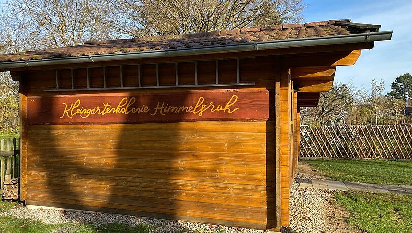 Die Kleingartenanlage "Südwest35" in Mittersendling ist Kulisse für mehrere Episoden der "Rosenheim-Cops" und heißt dort "Kleingartenkolonie Himmelsruh". So steht es tatsächlich auch an dieser Hütte am Eingang. Die Kleingartenanlage "Südwest35" in Mittersendling ist Kulisse für mehrere Episoden der "Rosenheim-Cops" und heißt dort "Kleingartenkolonie Himmelsruh". So steht es tatsächlich auch an dieser Hütte am Eingang.