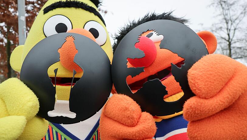 Ernie und Bert regeln jetzt in Hamburg an zwei Stellen den Verkehr. Die Figuren aus der Sesamstra&szlig;e schl&uuml;pfen in die Rolle von Ampelm&auml;nnchen.