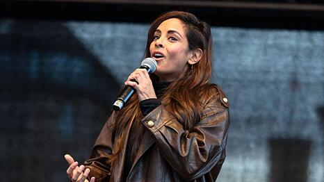 Collien Fernandes bei einer Demonstration gegen sexualisierte und digitale Gewalt in Hamburg.