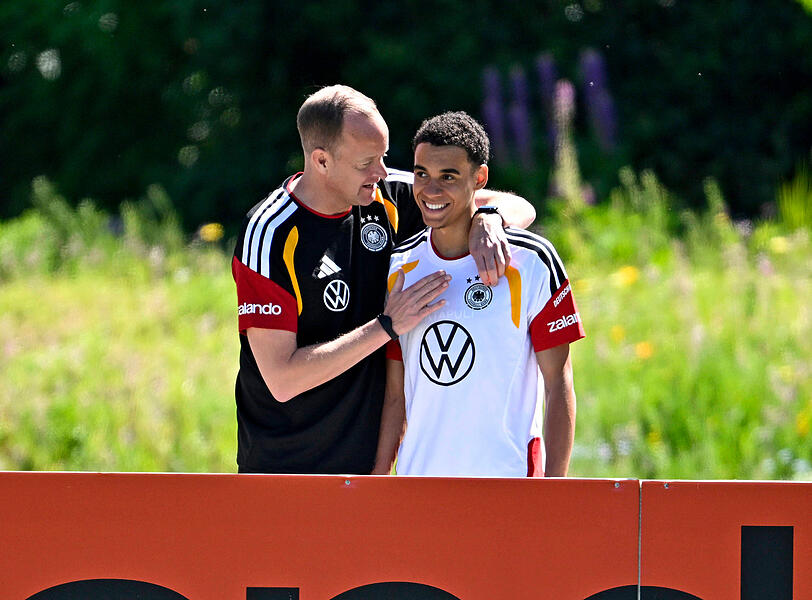 Kommt er in Topform? Musiala mit Teamarzt Jochen Hahne. Kommt er in Topform? Musiala mit Teamarzt Jochen Hahne.