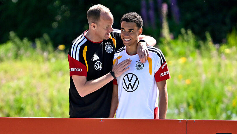 Kommt er in Topform? Musiala mit Teamarzt Jochen Hahne.