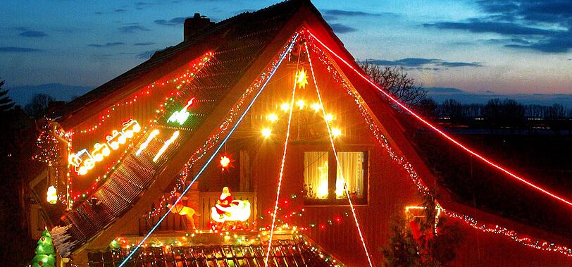 Erlaubt ist, was gefällt: Weihnachtliche Lichtdekoration darf nach Meinung von Wohnexperten auch üppig ausfallen.