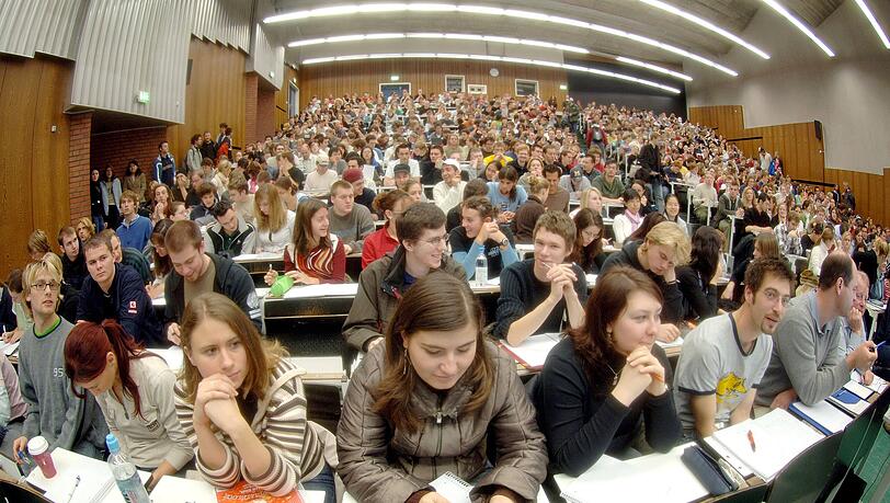 Zum Sommersemester werden Bayerns Unis aus allen Nähten platzen. Zum Sommersemester werden Bayerns Unis aus allen Nähten platzen.