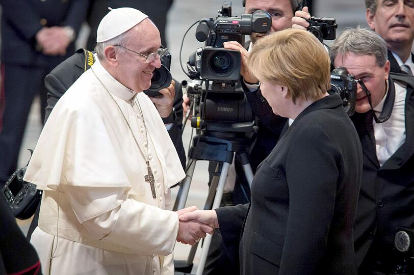 Papst Franziskus begrüßt Deutschlands Bundeskanzlerin Angela Merkel.