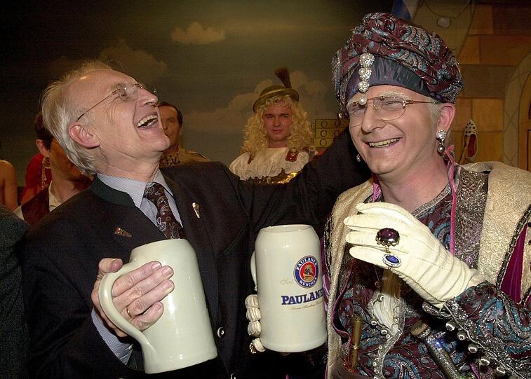 Der damalige Ministerpräsident Edmund Stoiber (l.) und sein Double Michael Lerchenberg nach dem Singspiel im Jahr 2000