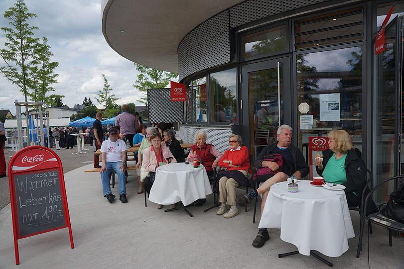 Mit einem Bürgerfest wurde der neugestalztete Memminger Platz in Moosach am Donnerstag eröffnet.