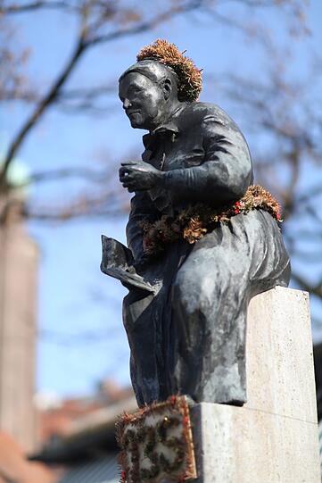 Am Viktualienmarkt thront Elise Aulinger schon seit dem Jahr 1977 auf dem nach ihr benannten Elise-Aulinger-Brunnen.
