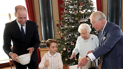 Der kleine Prinz George hat die volle Aufmerksamkeit seines Vaters Prinz William (l), seiner Urgroßmutter Königin Elizabeth II. und seines Großvaters Prinz Charles.