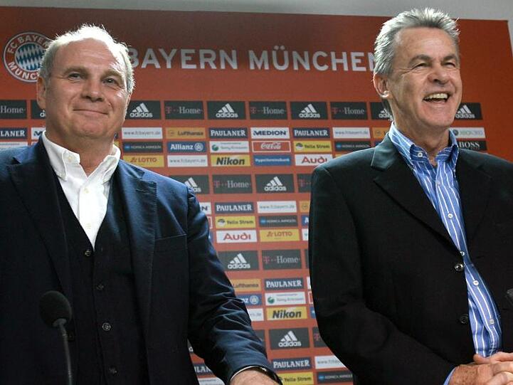 Uli Hoeneß (l) kann sich Ratschläge von Ottmar Hitzfeld holen.