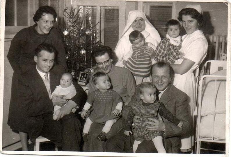 Hinten steht ein Christbaum. Auch im Kinderheim wird 1957 das Fest gefeiert. Gisela Welzenbach ist das Kindl hinten rechts.