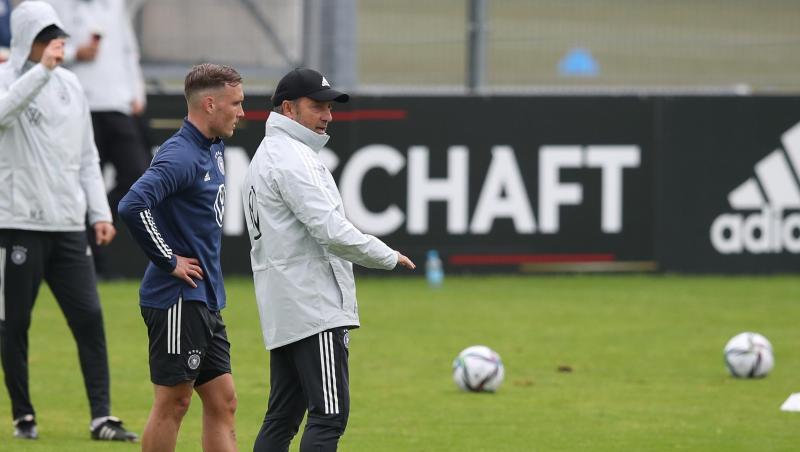 Neuling David Raum (l) beim ersten Training unter dem neuen Bundestrainer Hans Flick.