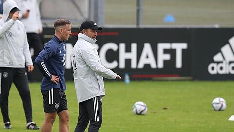 Neuling David Raum (l) beim ersten Training unter dem neuen Bundestrainer Hans Flick.