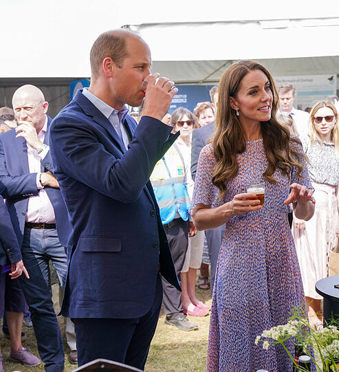 Ehemann Prinz William reicht Herzogin Kate ein kaltes Bier