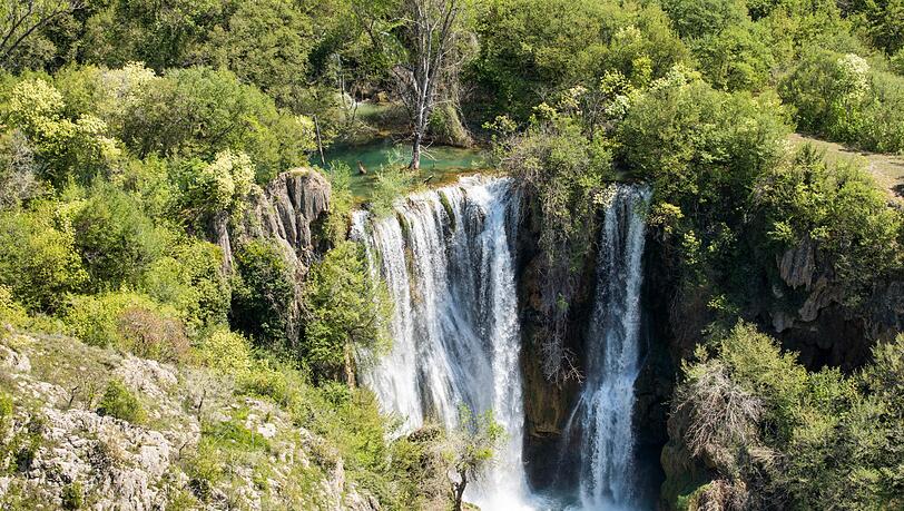 Der Manojlovac-Wasserfall, 19,5 km von der Quelle des Flusses entfernt, ist der höchste und beeindruckendste Wasserfall des Flusses Krka. Der Manojlovac-Wasserfall, 19,5 km von der Quelle des Flusses entfernt, ist der höchste und beeindruckendste Wasserfall des Flusses Krka.
