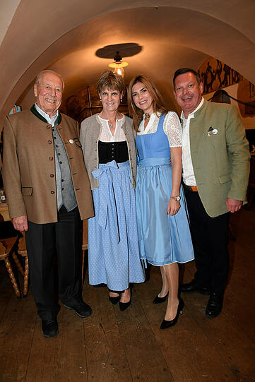 Eduard Reinbold und Frau Petra posieren neben Caterina und Peter Hubert.
