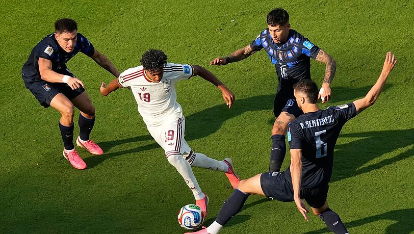 Lamine Yamal (2.v.l.) bekam von Uruguay selten viel Platz.