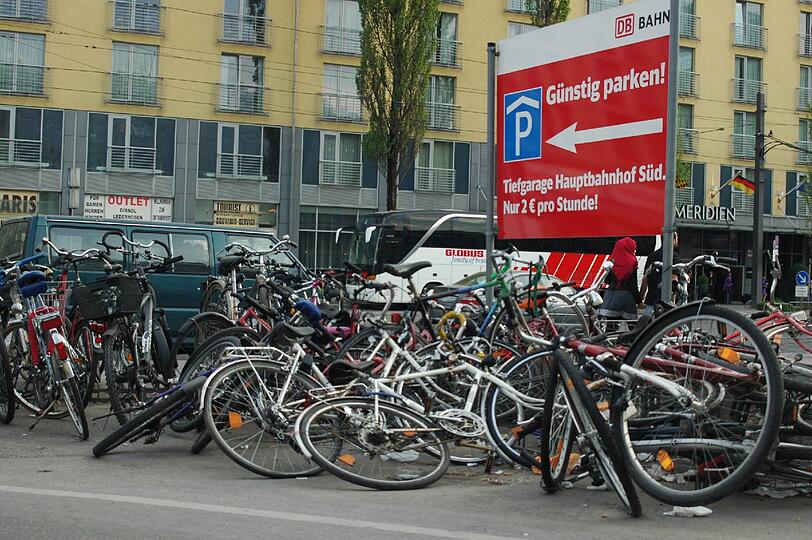 Am Hauptbahnhof können Autos günstig parken, Radlfahrer haben mit massiven Abstellproblemen zu kämpfen.