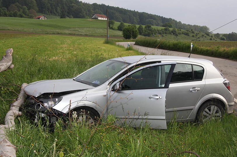 Das Unfallfahrzeug steht nach der Kollision in der Wiese
