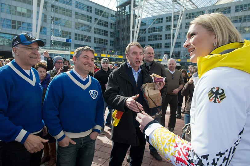 Maria Höfl-Riesch ist wieder zurück aus Sotschi: Am Münchner Flughafen gibt sie Autogramme.