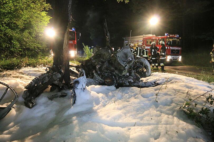 Von dem BMW ist nicht mehr viel zu erkennen. Der Fahrer war sofort tot.