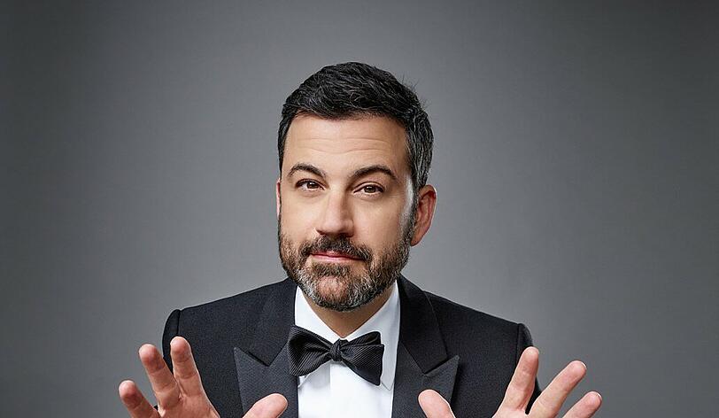 Jimmy Kimmel hat sich als Moderator von Preisverleihungen schon bewährt: Er moderierte zuletzt die Emmy-Verleihung.