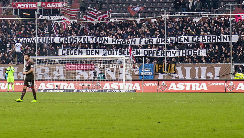 Geschmackloses Fan-Plakat der St. Pauli-Fans. Geschmackloses Fan-Plakat der St. Pauli-Fans.