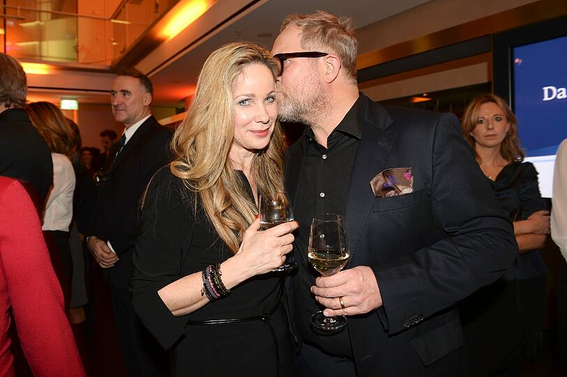 Der Wiener "Tatort"-Kommissar Harald Krassnitzer mit seiner Partnerin Ann-Kathrin Kramer genießen das Adventsessen