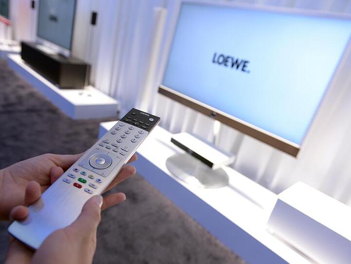 Produkte des Unternehmens Loewe sind am zweiten IFA-Pressetag im Rahmen einer Pressekonferenz des Unternehmens auf dem Messegelände in Berlin zu sehen.