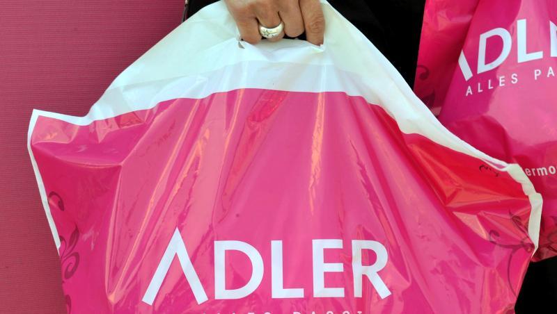 Plastiktüten der Textil-Einzelhandelskette Adler Modemärkte werden vor einer Filiale in Eching getragen. Foto: Frank Leonhardt/Archiv Plastiktüten der Textil-Einzelhandelskette Adler Modemärkte werden vor einer Filiale in Eching getragen. Foto: Frank Leonhardt/Archiv