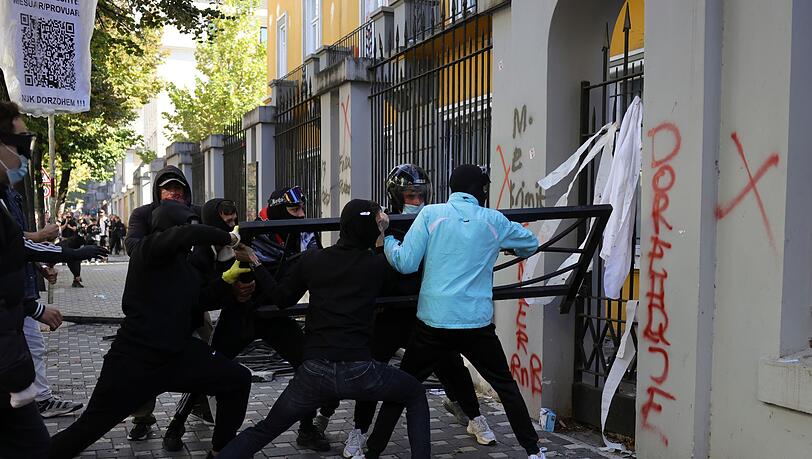 Vermummte Demonstranten versuchten, ein Tor am Bildungsministerium zu durchbrechen. (Archivbild) Vermummte Demonstranten versuchten, ein Tor am Bildungsministerium zu durchbrechen. (Archivbild)