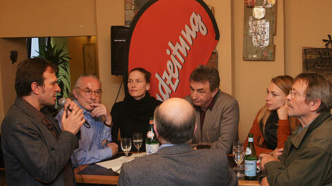 Der Schwabinger Gastro-Gipfel im Café Ringelnatz (v.l.): AZ-Chefredakteur Arno Makowsky im Gespräch mit Fabrizio Cereghini ("Rossini"), dessen Partnerin Sabine Nasswetter, Gastronom Safari Johny ("Drugstore"), Sternekoch Hans Haas ("Tantris"), AZ-Redakteurin Laura Kaufmann und Wirt Manila ("Schwabinger 7").
