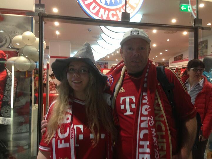 Diese Fans warteten am Flughafen und hatten Pech: Die Spieler bekamen sie nicht zu Gesicht.