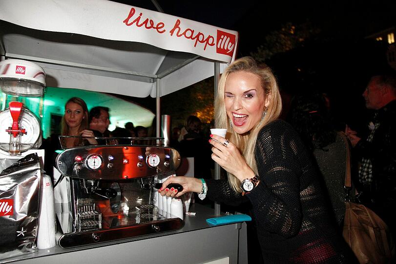 Tamara SedmakFilmfest-Endspurt: Die Stars gaben beim Feiern noch einmal Gas - und Eva Habermann überraschte als Sängerin!