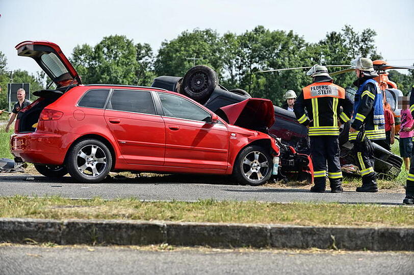 Schwerer Unfall am Bahnübergang St. Georgen: Zwei Autos sind so heftig aneinander gekracht, dass sich ein Pkw überschlug und auf dem Dach liegen blieb. Die Bilder...