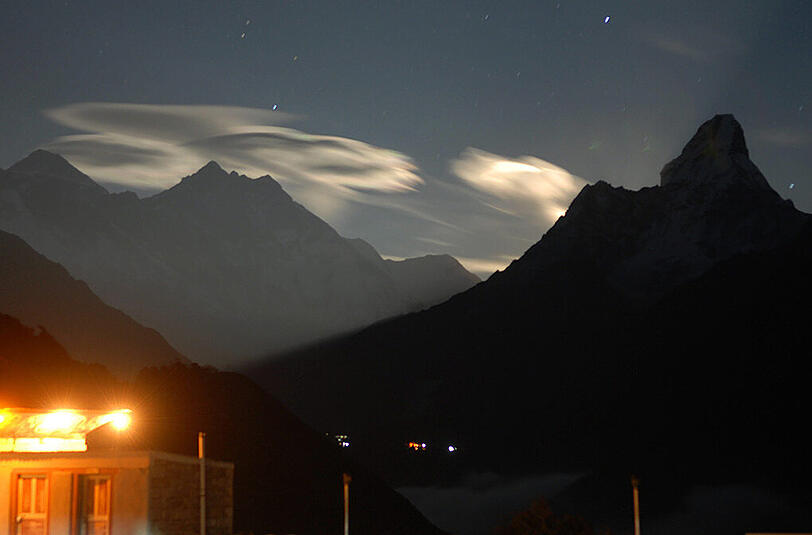 Der 58-Jährige war beim Abstieg vom Mount Amadablam (r.) gestürzt. Für ihn kam jede Hilfe zu spät.