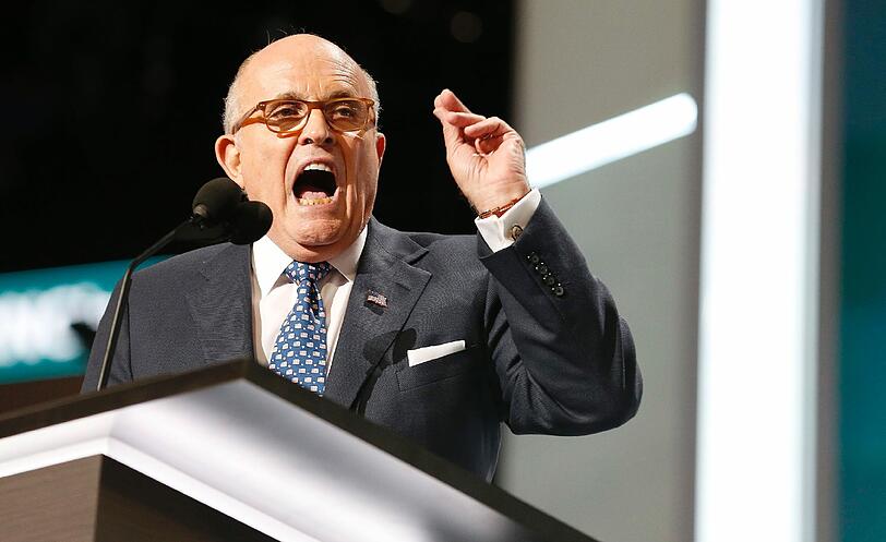 Der ehemalige Bürgermeister von New York Rudolph Giuliani macht Bill Clinton und Barack Obama für islamisitische Terroranschläge in den USA verantwortlich.
