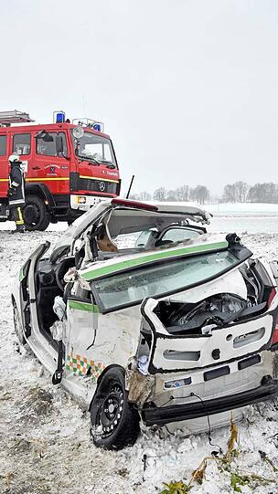 Auf der St. 2580 bei Erding prallte ein Kleinwagen seitlich gegen einen Lkw. Eine Person wurde verletzt, zudem kam es zu einer längeren Totalsperre der Straße.