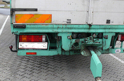 Weil ein Fahrschul-LKW einen Anhänger verloren hatte, kam es zum Unfall - mit der Polizei. (Archivbild)