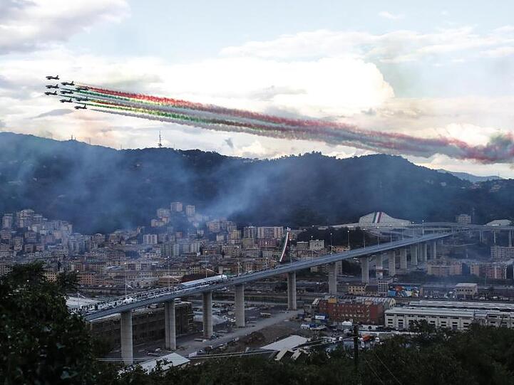 Die Kunstflugstaffel Frecce Tricolori fliegt bei der Einweihung in Genua über die neue Brücke hinweg.