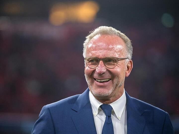 Karl-Heinz Rummenigge, Vorstandsvorsitzender des FC Bayern, steht vor einem Spielbeginn am Spielfeldrand. Foto: Matthias Balk/dpa/Archivbild