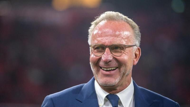 Karl-Heinz Rummenigge, Vorstandsvorsitzender des FC Bayern, steht vor einem Spielbeginn am Spielfeldrand. Foto: Matthias Balk/dpa/Archivbild Karl-Heinz Rummenigge, Vorstandsvorsitzender des FC Bayern, steht vor einem Spielbeginn am Spielfeldrand. Foto: Matthias Balk/dpa/Archivbild