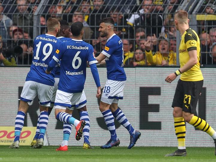Schalkes Daniel Caligiuri (2.v.r) feiert seinen Treffer zum 1:1 Ausgleich per Elfmeter mit den Mannschaftskameraden.
