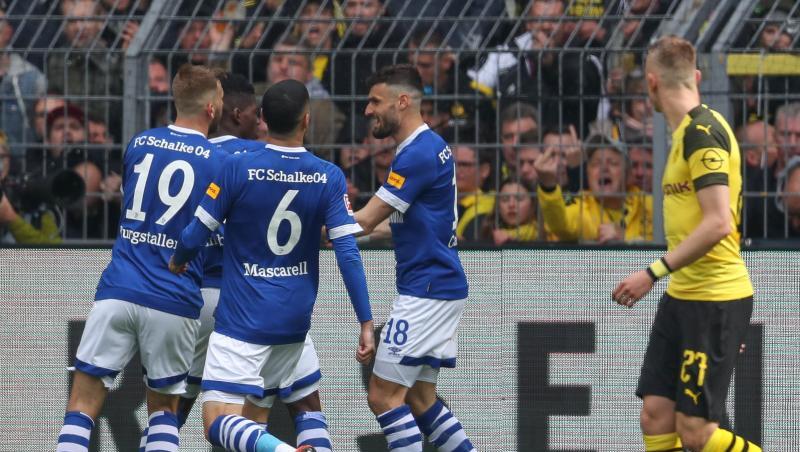 Schalkes Daniel Caligiuri (2.v.r) feiert seinen Treffer zum 1:1 Ausgleich per Elfmeter mit den Mannschaftskameraden. Schalkes Daniel Caligiuri (2.v.r) feiert seinen Treffer zum 1:1 Ausgleich per Elfmeter mit den Mannschaftskameraden.