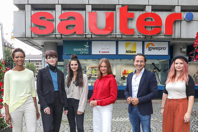 Die Models Moly, Lisa, Suzanna und Sophia Julia mit Geschäftsführer Marvin Herter und Marketingleiterin Katherina Danner von Foto-Video-Sauter (v.l.).