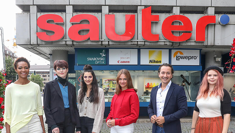 Die Models Moly, Lisa, Suzanna und Sophia Julia mit Geschäftsführer Marvin Herter und Marketingleiterin Katherina Danner von Foto-Video-Sauter (v.l.). Die Models Moly, Lisa, Suzanna und Sophia Julia mit Geschäftsführer Marvin Herter und Marketingleiterin Katherina Danner von Foto-Video-Sauter (v.l.).